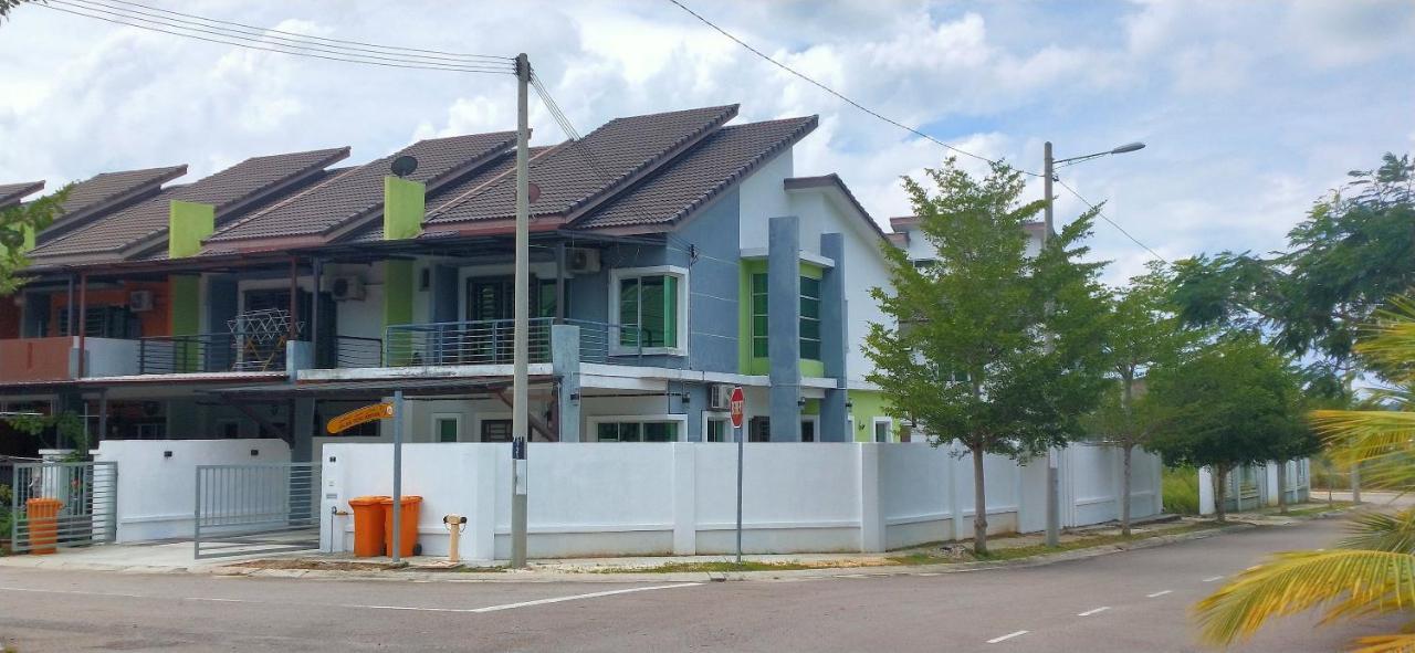 ImpianaCasa Kluang Homestay Luaran gambar